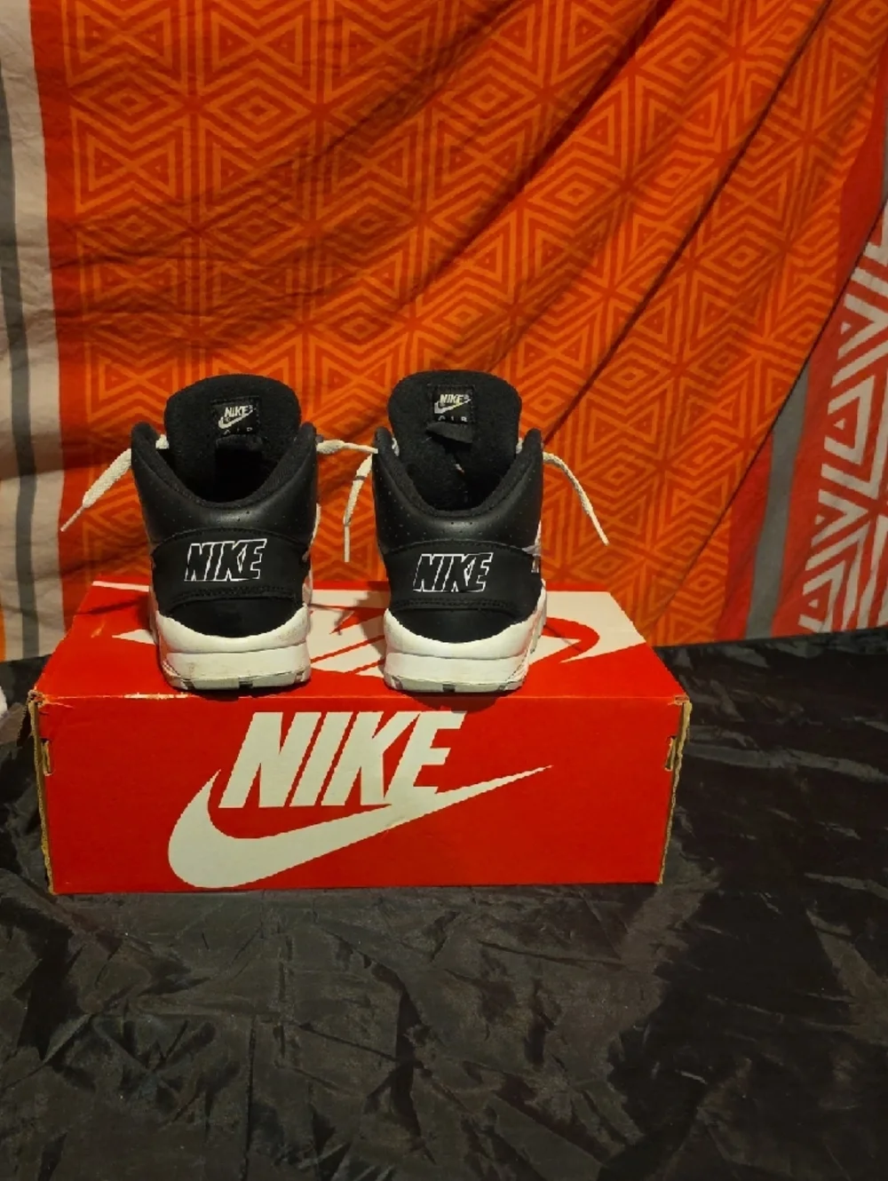 Nike Kids Black and Gray Low-Top Sneakers with White Laces - Picture 6 of 11